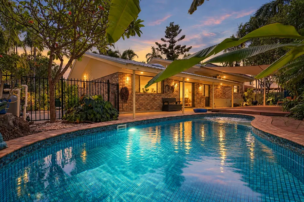 Leanyer 4 Bedroom Your Own Tropical Retreat In The Heart of Leanyer