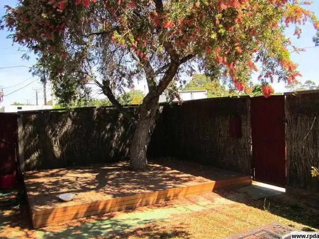 Neat 2 Bedroom Unit Ideally Located Between The City And The Sea!
