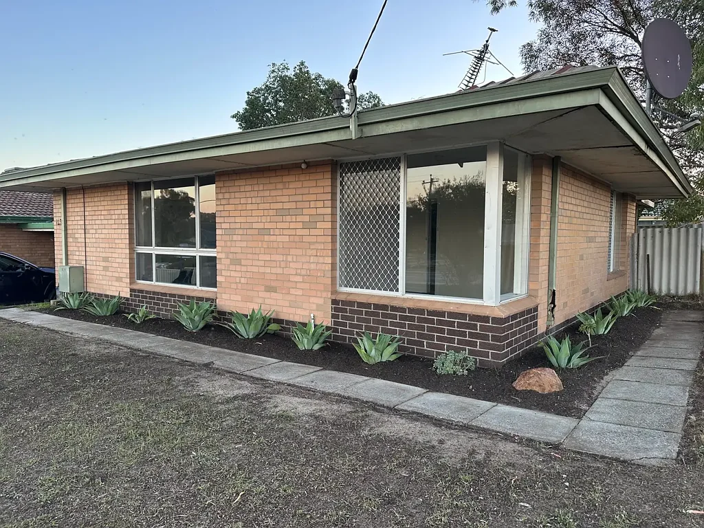 Cosy 2 bedroom duplex with large yard