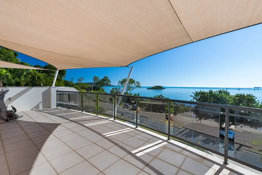 Cannonvale 6 Slaapkamer Entire Top-Floor Beachfront Duplex with Exclusive Rooftop Retreat