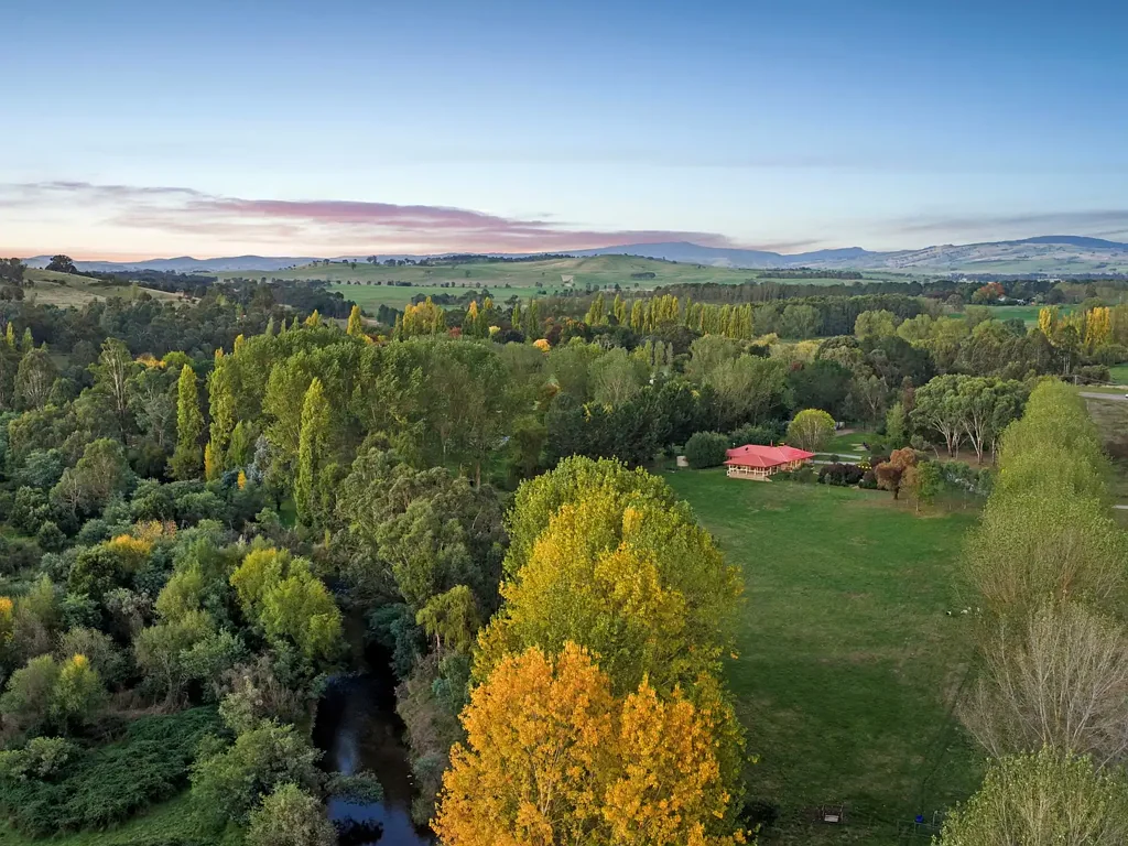 Piries 4Kwarto 'RIVER STAR' 
300 METRES OF RIVER FRONTAGE : 10 ACRES OF DELATITE VALLEY LIVING
