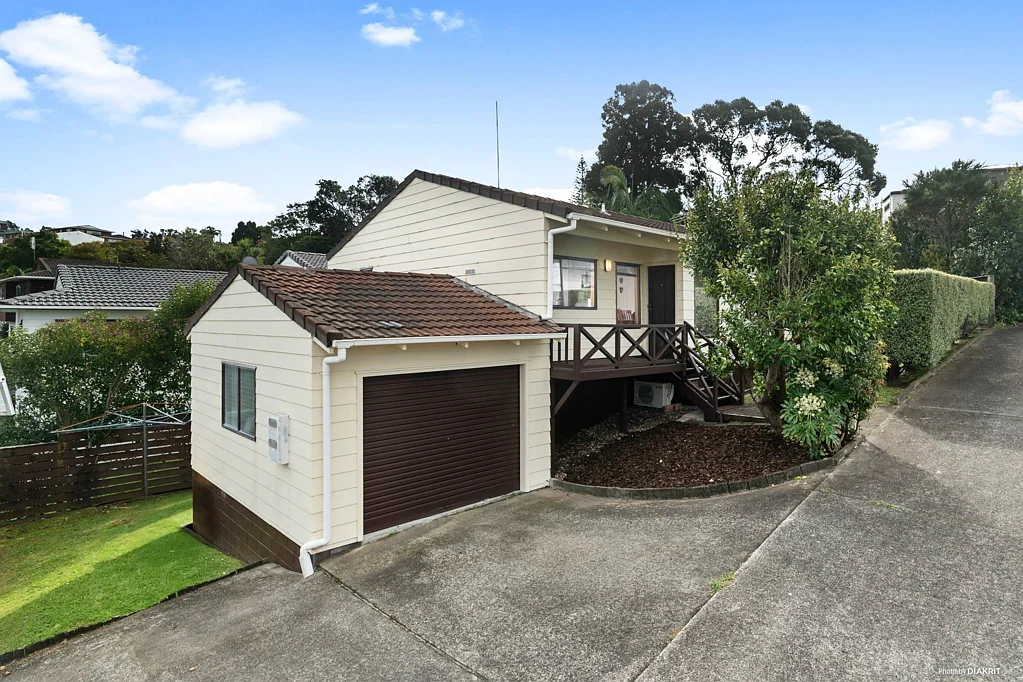 Glenfield 2Moenga Standalone, Internal access garage, Sunroom, Patio