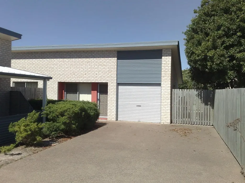 3 Bedroom Unit Walking Distance to Hinkler