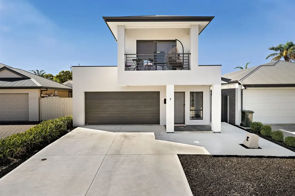 West Lakes Shore 4房  Walk To The Water From This Dreamy 2-Storey Family Haven