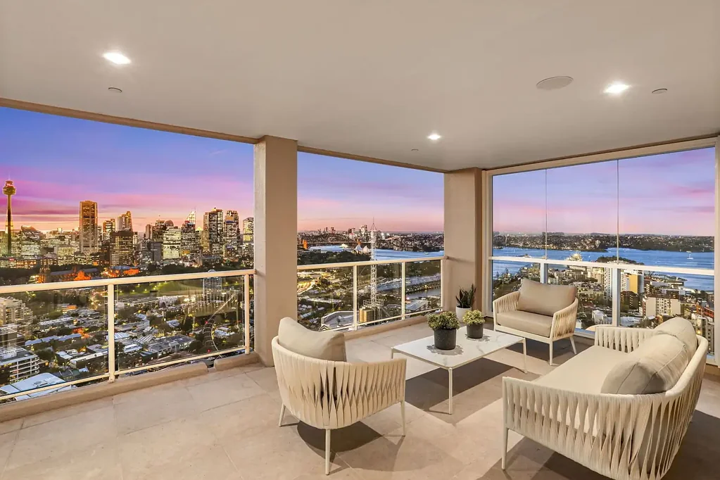 LUXURY PENTHOUSE APARTMENT WITH EXPANSIVE ENTERTAINERS TERRACE, 
MULTIPLE LIVING SPACES & FULL SYDNEY CITY & HARBOUR VIEWS