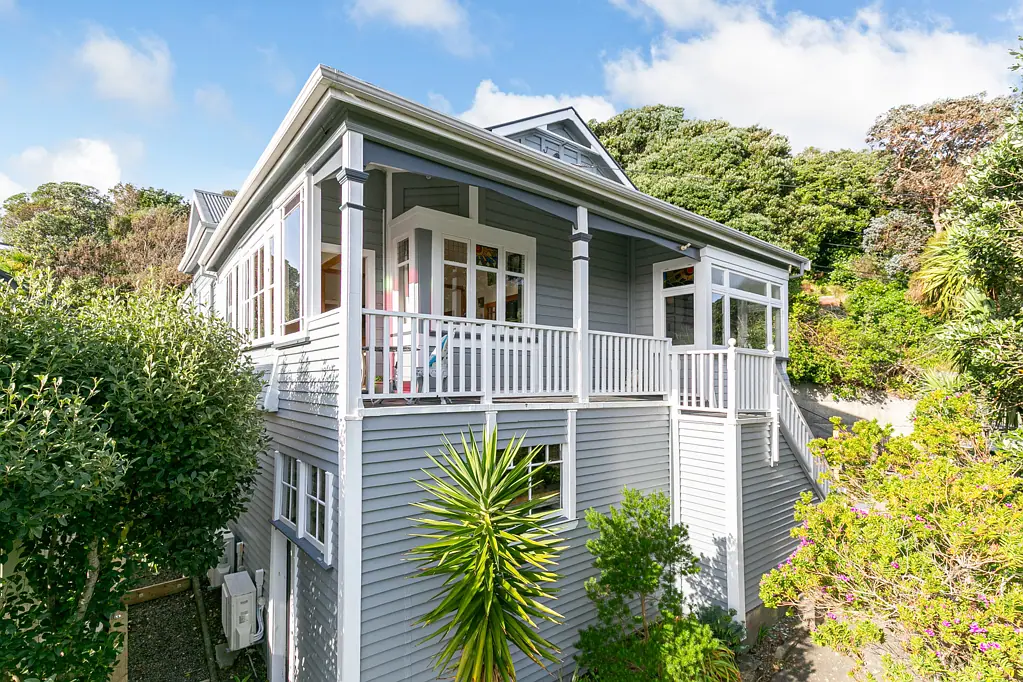 Island Bay 3ਬੈੱਡਰੂਮ RENOVATOR'S DREAM — PRICED TO SELL