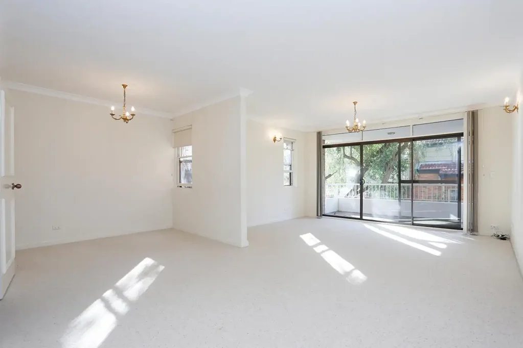 Spacious apartment close to Waverton Train Station and shops.