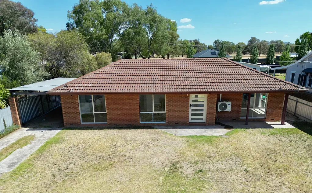 Beautifully renovated 3 bedroom home in Holbrook !