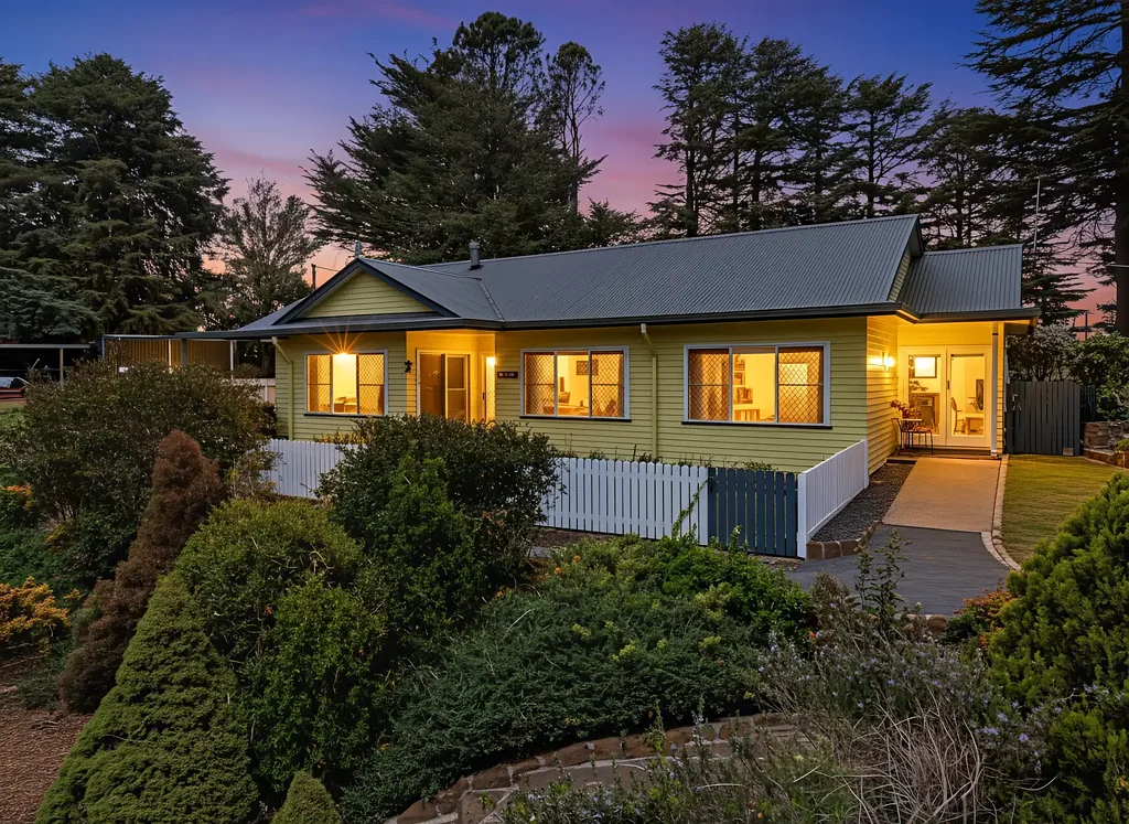 Glen Innes 3침실 Mid century charm meets modern comfort