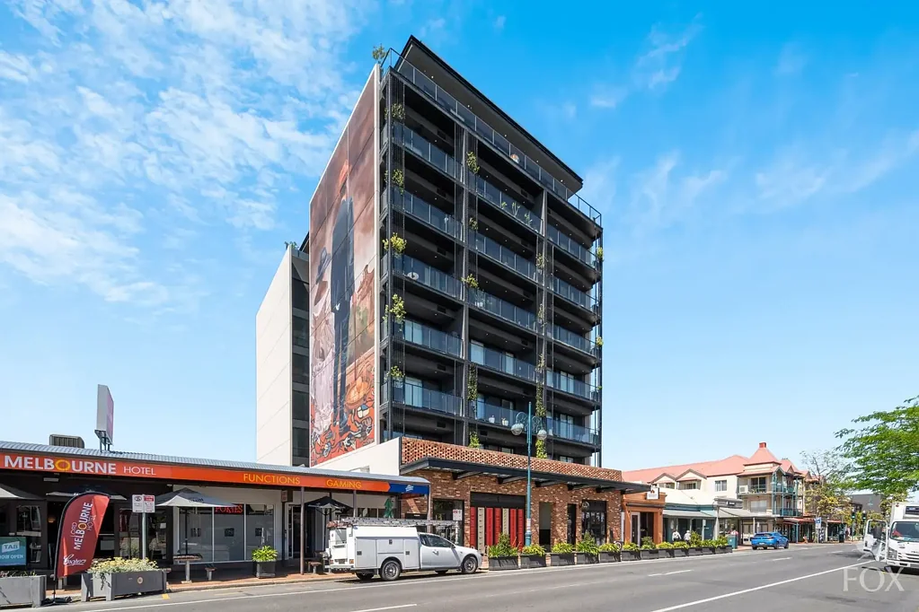 North Adelaide 2房  North facing sub-penthouse in pristine condition with superb views to the parklands and beyond.