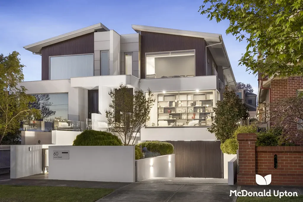 Strathmore 5ห้องนอน Elite Family Entertainer with Basement Garage