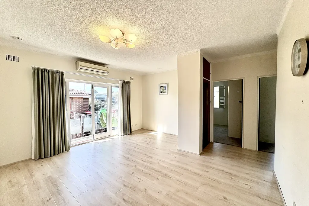 Bright & Convenient Unit in Prime Eastwood Location With one Lock Up Garage + storage shelves