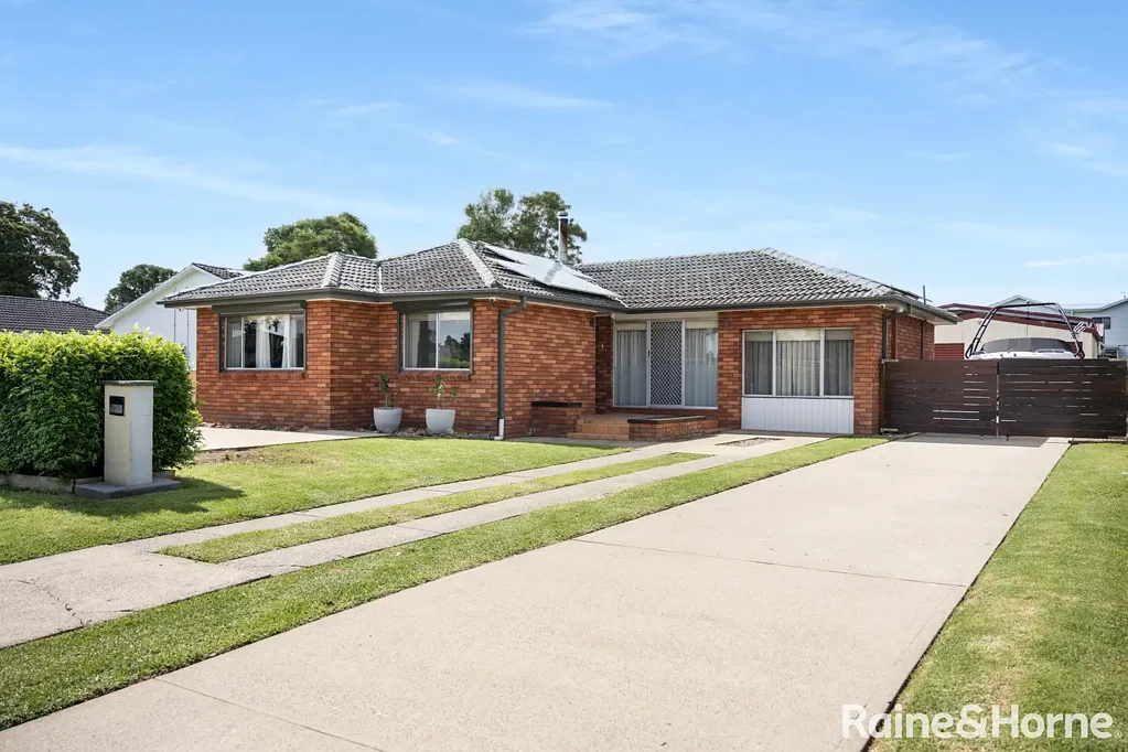 11 Lyrebird Drive, Nowra, NSW 2541