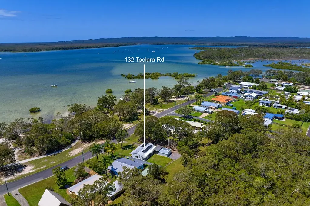 Tin Can Bay 3房  : 🏖️ Coastal Tin Can Bay home with Native Bush Backdrop and beautiful Water Views! Live the Tin Can Bay lifestyle!