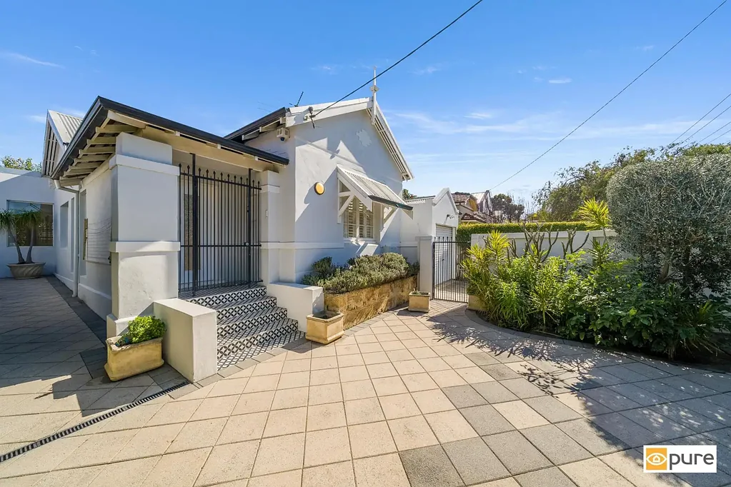 RENOVATED MOUNT HAWTHORN CHARACTER WITH POOL