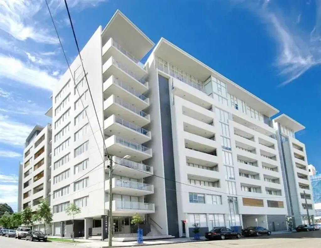 Ultra-spacious 1 bedroom plus study room apartment in the heart of Rockdale