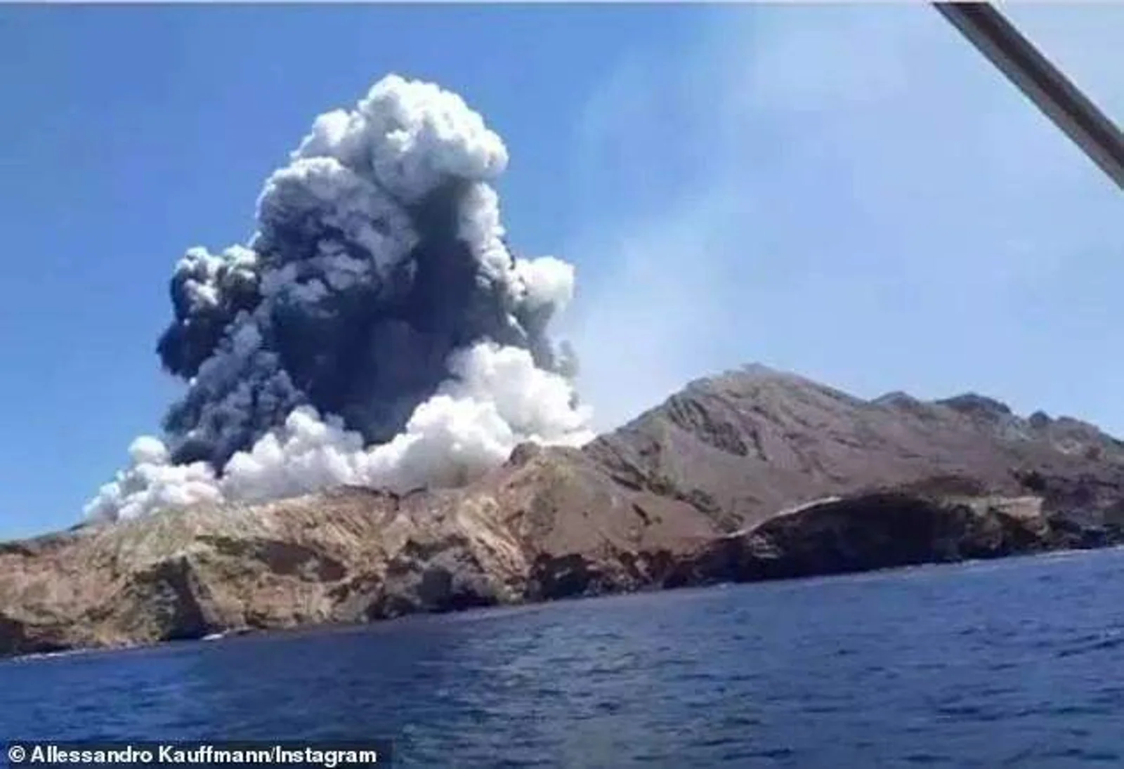新西兰怀特岛火山爆发五人死亡27名海外游客失踪｜奥克兰华裔地产开发商及屋主被罚款将近七万元｜新西兰BEGGI口罩遭疯抢