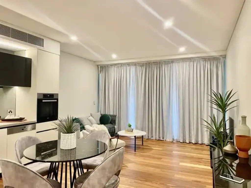 LUXURIOUS 1 BEDROOM APARTMENT