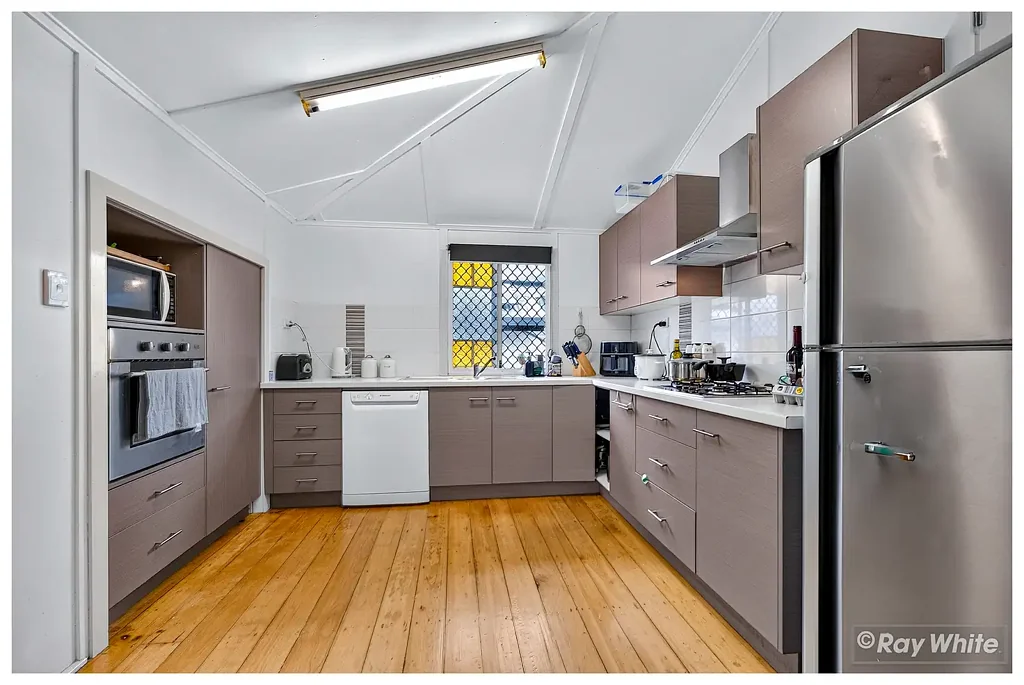 Berserker 3ਬੈੱਡਰੂਮ Space and Storage in a Practical High-Set Home