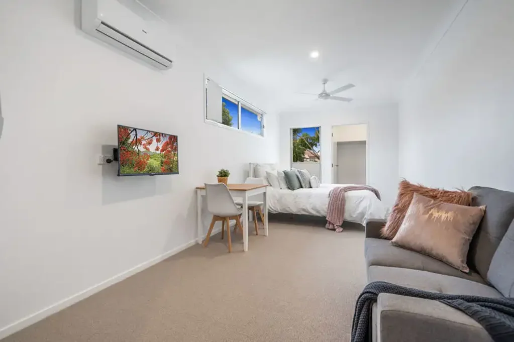 PRIVATE UPSTAIRS STUDIO APARTMENT