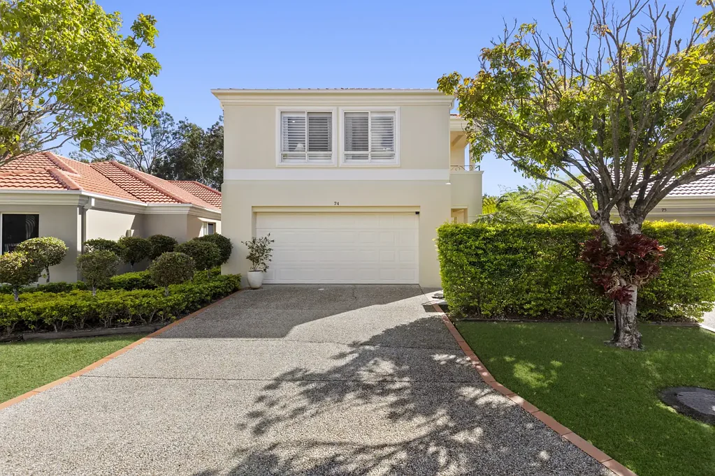 Robina 4Kwarto Refined Freestanding Residence with Private Lift in Prestigious Eastlake