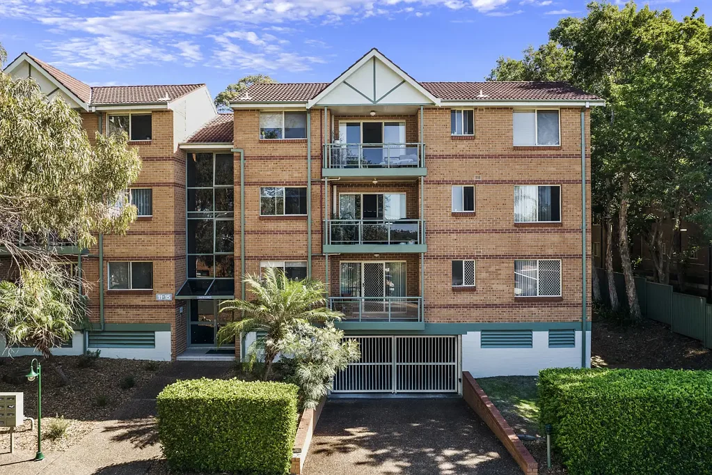Caringbah 2房 双砖结构精维护 宽敞厨房操作台 L形客厅带空调 主卧带柜朝北 浴室大浴缸独立淋浴 阳光阳台过滤下午阳光 安全室内停车场 室内洗衣储物区 面向社区公园近公交 商圈学校便利近在咫尺 Sunnyside up! Great two bedroom unit with Caringbah convenience