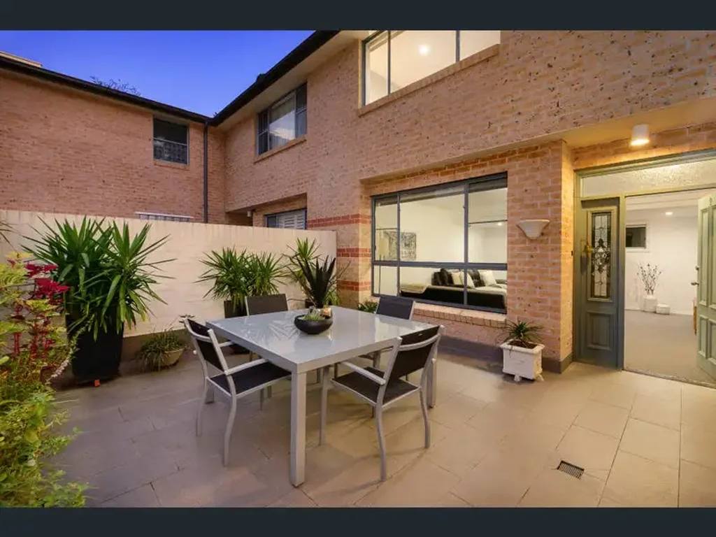 Spacious 3 Bedroom + Study/Office Townhouse & Stylish and Convenient Living in Sought-After Lindfield Location