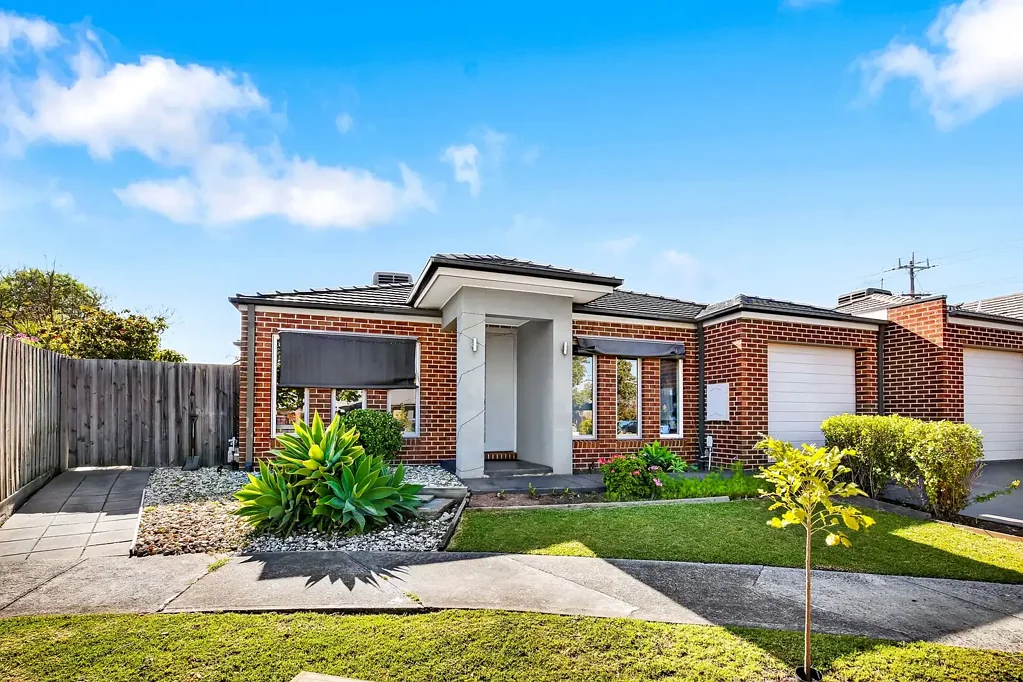 MODERN 3 BEDROOM LOW MAINTENANCE HOME