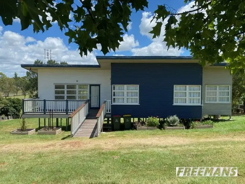 Nanango 3ห้องนอน Light-Filled Family Home on a Generous 2,023m² Allotment