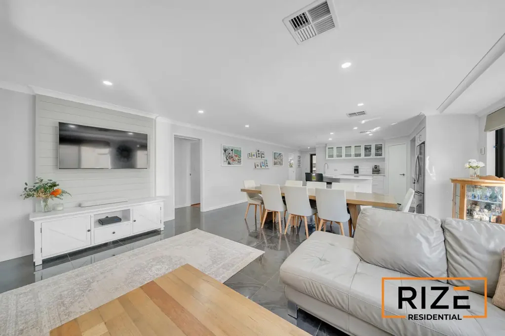 Pearsall 3 Slaapkamer Immaculate 3 x 2 with features you don't want to miss!