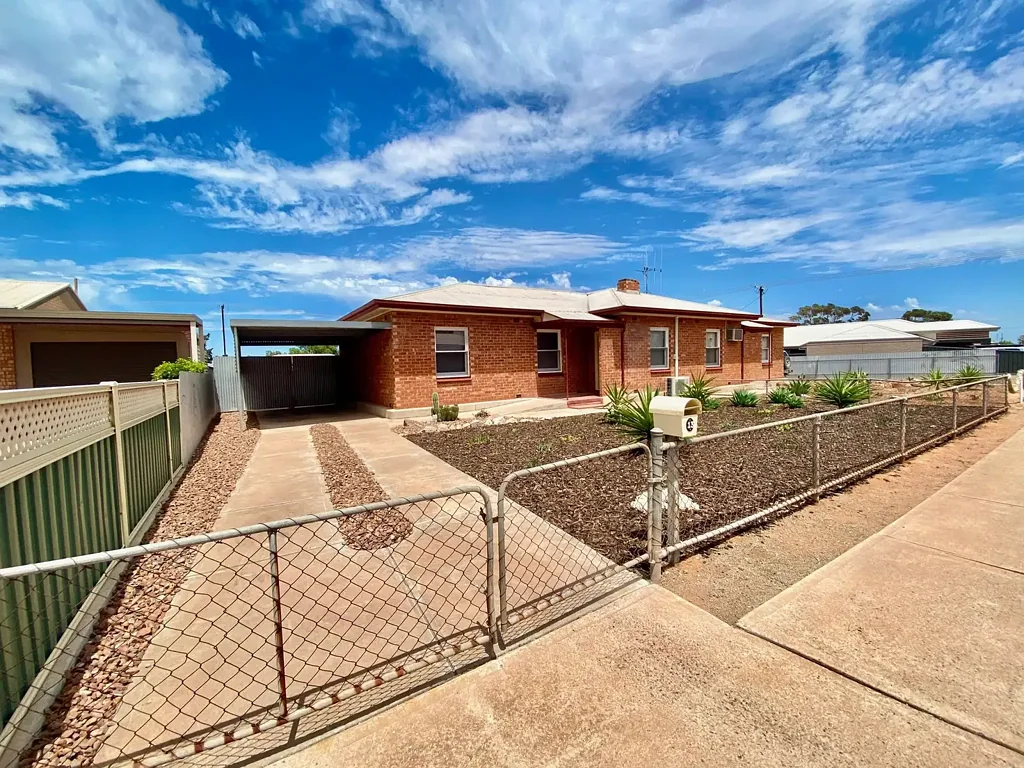 To register & apply for this property, please use this link: https://snug. com/