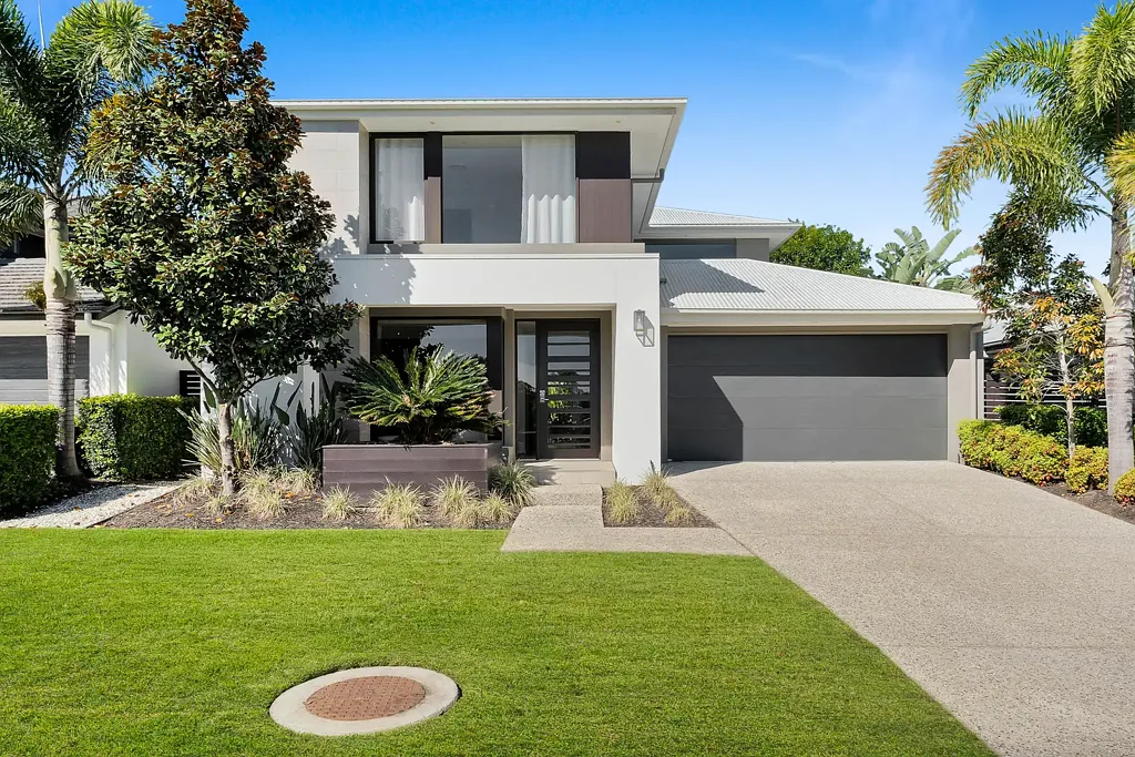 Spacious & Modern DISPLAY home in Prime Helensvale Location!