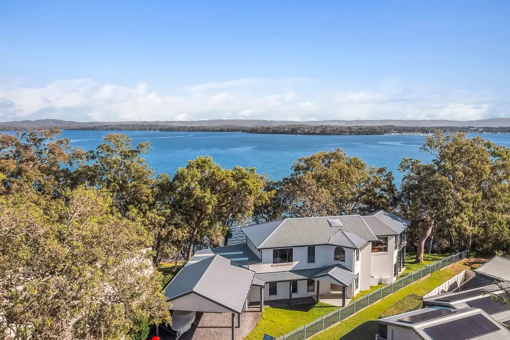 Summerland Point 4침실 Architectural Designed High set Waterfront With Beautiful Views!