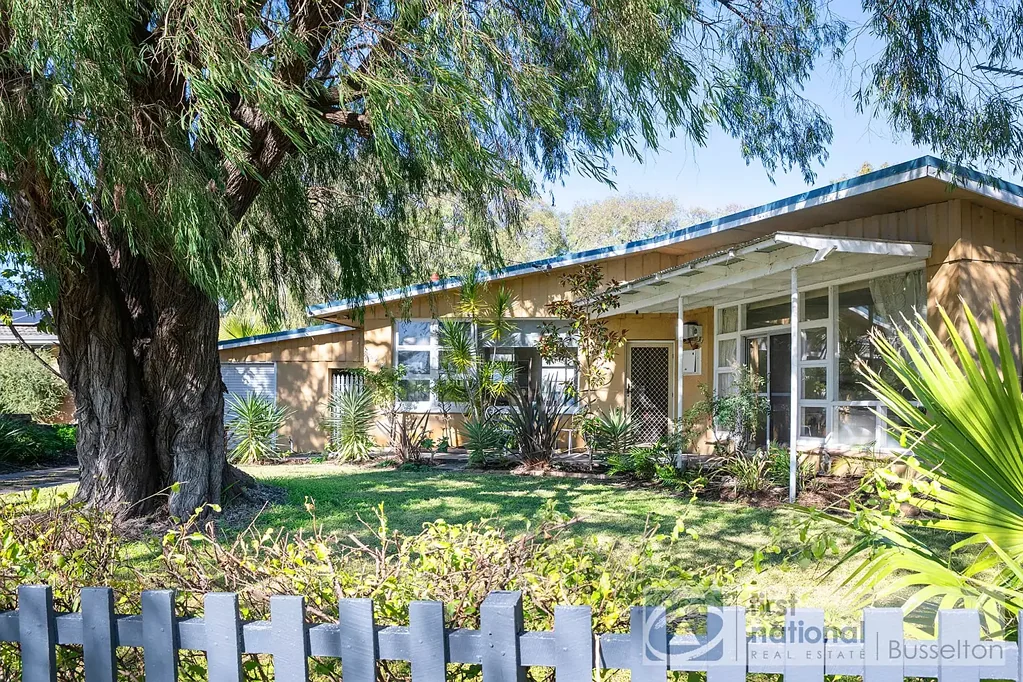 West Busselton 3कमरा Charming Cottage with Big Block Appeal – Walk to the Beach
