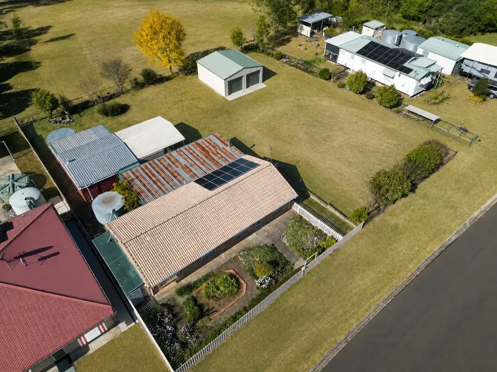 Yarraman 4Kwarto Neat as a Pin – Brick 4 bedroon Home on Two Titles
