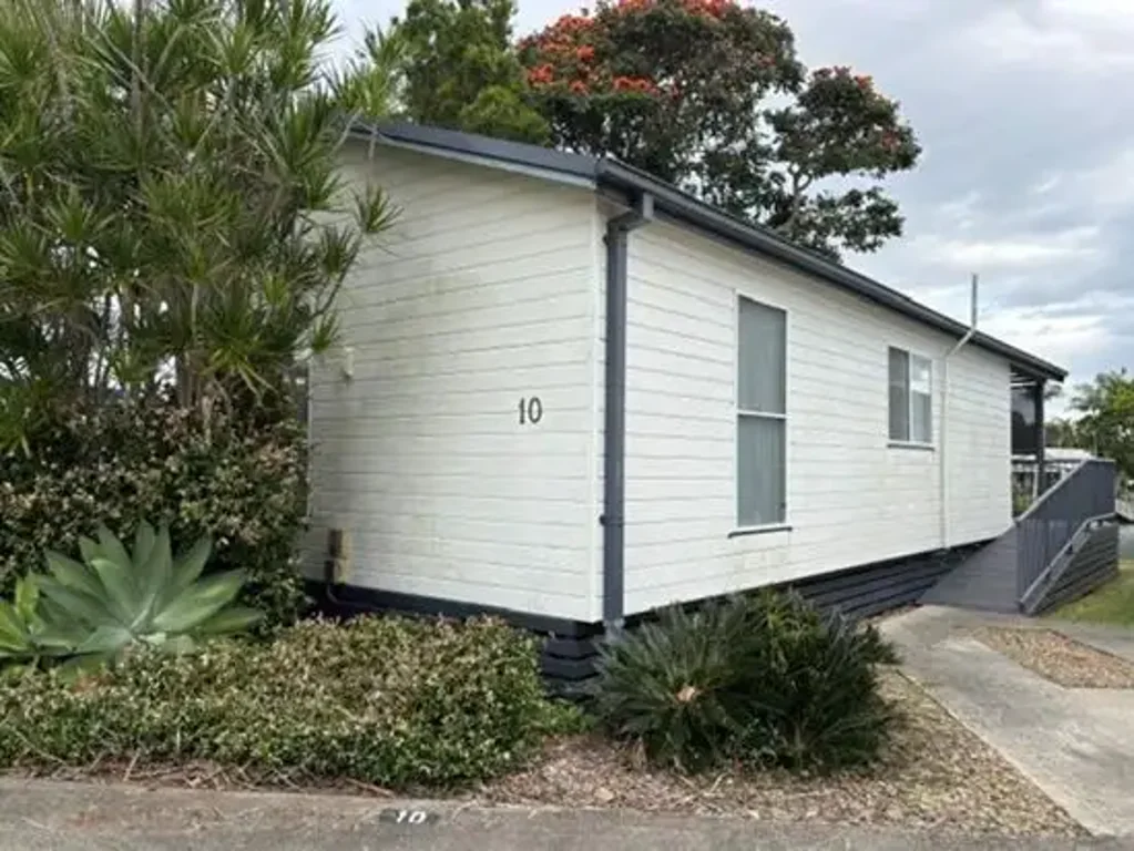 Absolute waterfront cabins available for rent in the 'Hacienda Park' ideally located on the Tweed River.