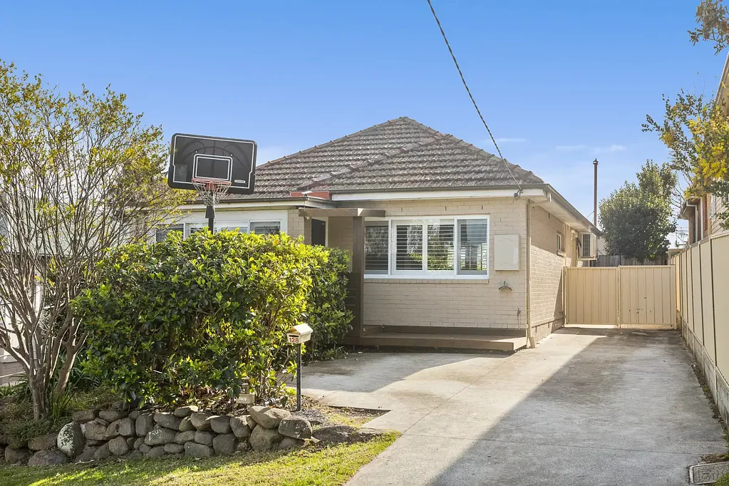 128 Ocean Street, Mount Saint Thomas, NSW 2500