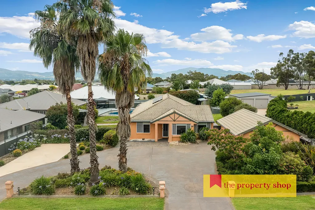 CONTEMPORARY LIVING, GREAT LOCATION