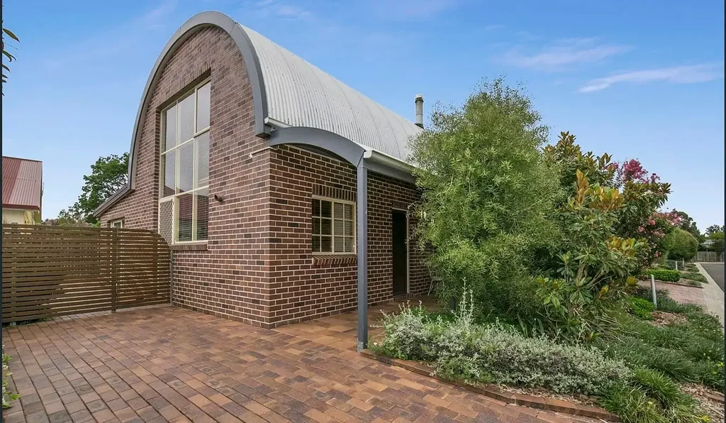 ARCHITECTURALLY DESIGND TOWNHOUSE, TWO BLOCKS FROM CBD