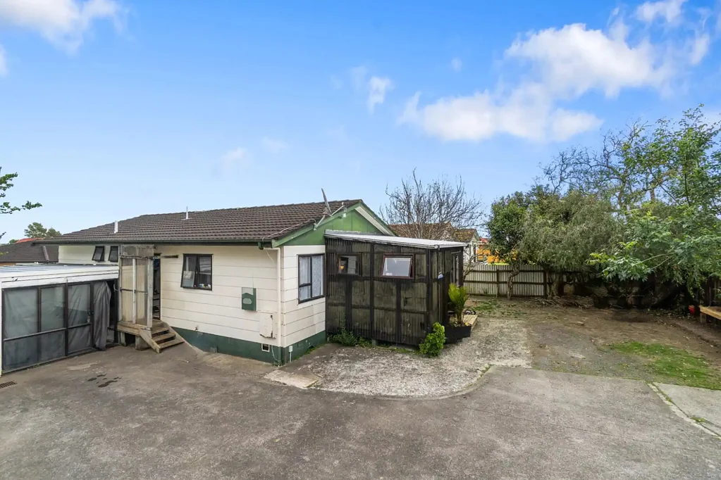 Spacious 3-Bedroom Home with Extra Front Room & Huge Shed – Prime Clendon Park Location