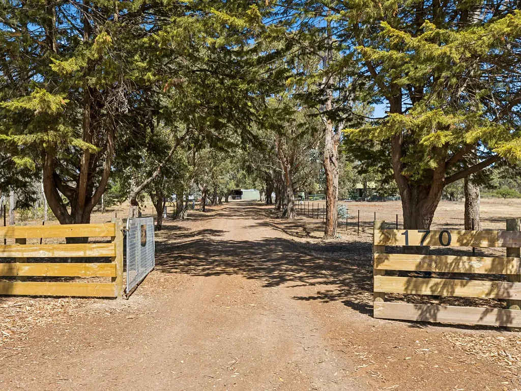 Tooborac 5બેડરૂમ Escape to Serenity at this Stunning 5-Bedroom Acreage in Tooborac