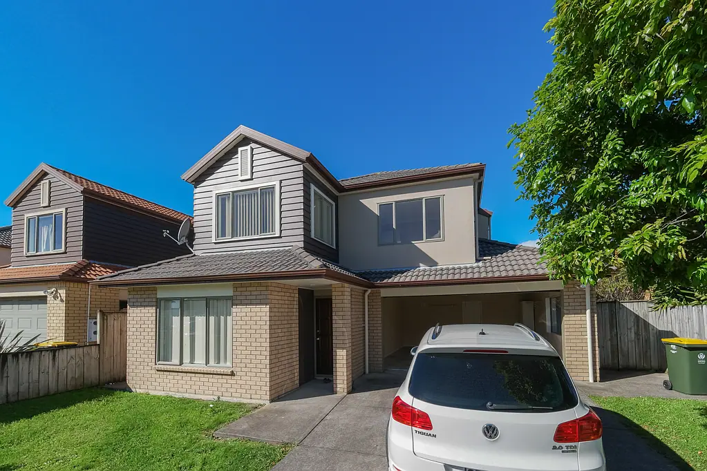 4-BEDROOMS OPPOSITE BOTANY TOWN CENTRE