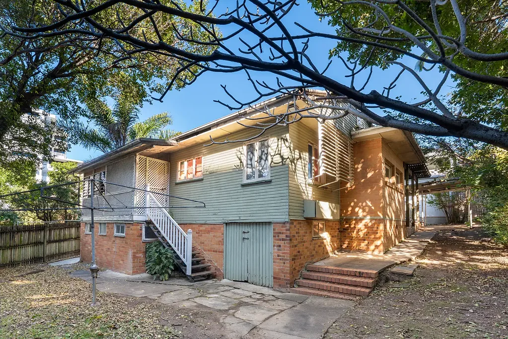 Toowong 5房 战后经典屋 503sqm珍稀地块 中密区潜力 三个公寓多收入 流畅交通近学校 便捷生活首选 A Fantastic Opportunity - 3 Flats Under One Roof