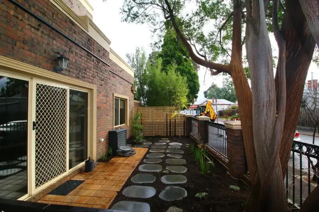 RENOVATED GROUND FLOOR APARTMENT IN SECURE COMPLEX