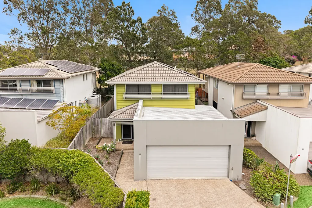 Runcorn 3房 Runcorn便利地段宽敞联排别墅，带太阳能、泳池和双车库 Spacious stand alone Townhouse with Solar, Pool & Double Garage in Convenient Runcorn