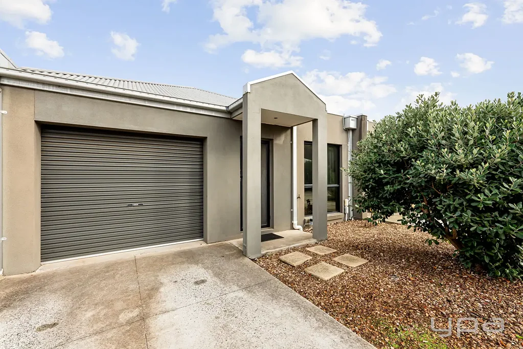 LOW-MAINTENANCE LIVING IN A CONVENIENT LOCATION!