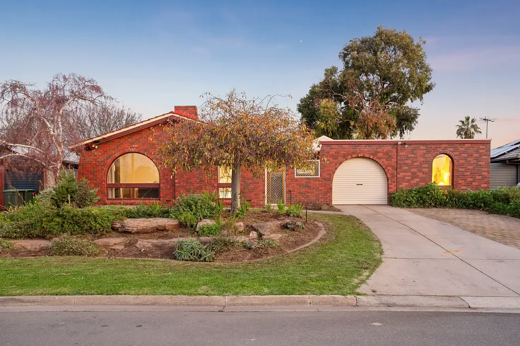 Morphett Vale 4Habitaciones Room for the Whole Crew – Big Block, Flexible Living & Entertainer’s Dream