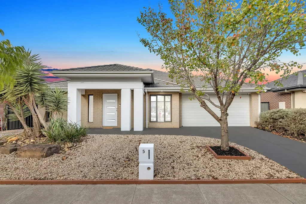 4 BEDROOM FAMILY HOME FOR RENT IN POINT COOK !!