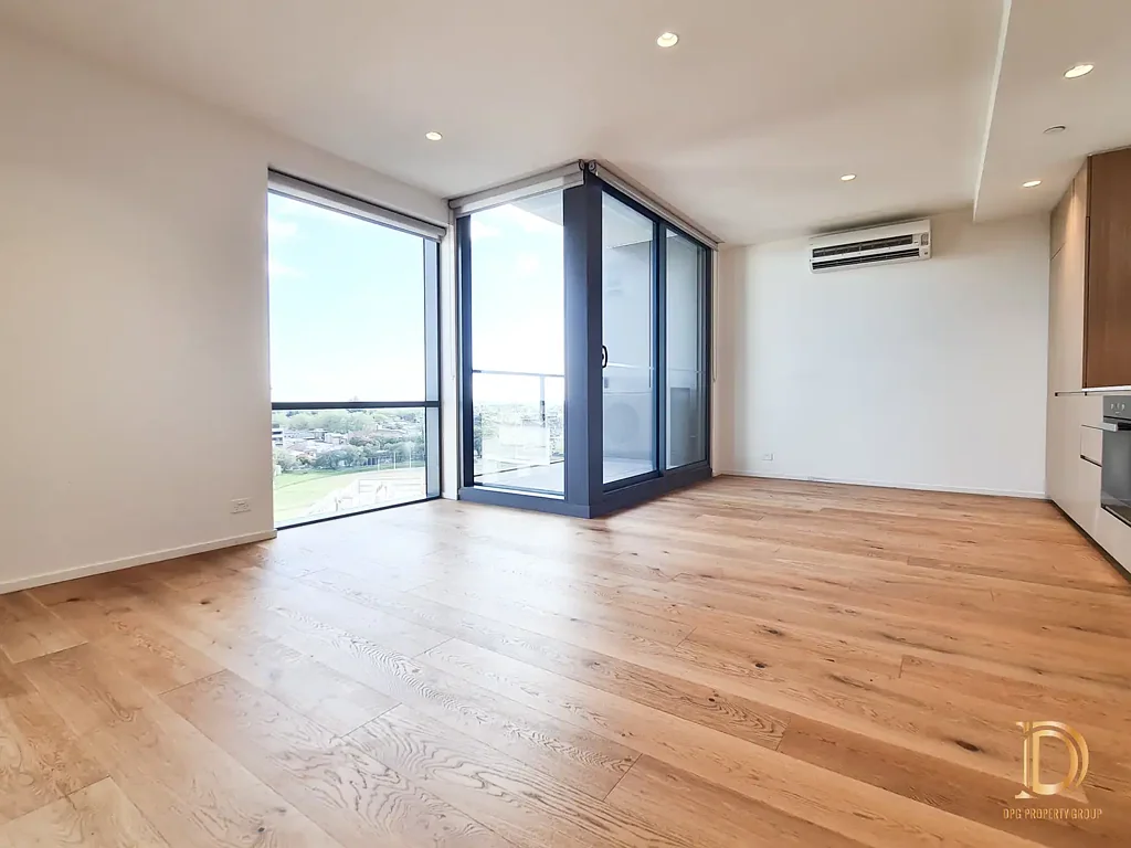 Top floor apartment with Pleasant & Expansive views