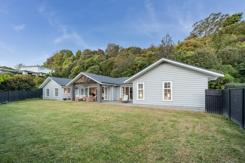 Pyes Pa 4침실 Contemporary Comfort Meets Country Charm